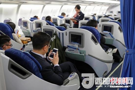 在東航MU5137航班上，旅客全程在飛行模式下可以使用手機。殷立勤 攝