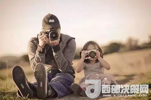 “曾子殺豬”故事在前，最近又有《父母說好考了90分就去看海，被爽約后女孩離家出走》新聞在后。父母如果自己的行為“打臉”了，又怎么能在孩子面前掌握教育的主動(dòng)權(quán)。
