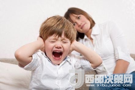 這時(shí)孩子可能會(huì)一直哭，甚至觀察父母的反應(yīng)。父母這時(shí)候可以讓他哭，哭累了自然就會(huì)停下，要讓孩子明白“鬧起來沒道理我不會(huì)心疼你”。