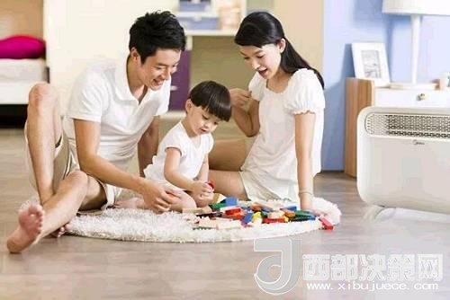 兒童時(shí)期，孩子好奇心強(qiáng)，喜歡“打破砂鍋問到底”、“探究性拆東西”、“自言自語做游戲”。這些聽似好笑，看似頑皮的言行舉止，恰恰就是孩子創(chuàng)造火花的閃現(xiàn)。心理學(xué)家鄧斯克認(rèn)為，小孩子在游戲中的“假裝”會(huì)大大促進(jìn)他們的發(fā)散思維。