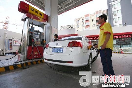 資料圖：山西太原，加油站工作人員正在給車輛加油?！?jiān)?攝