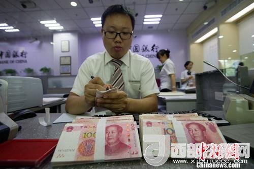 資料圖：銀行工作人員正在清點貨幣。<a target='_blank' >中新社</a>記者 張云 攝