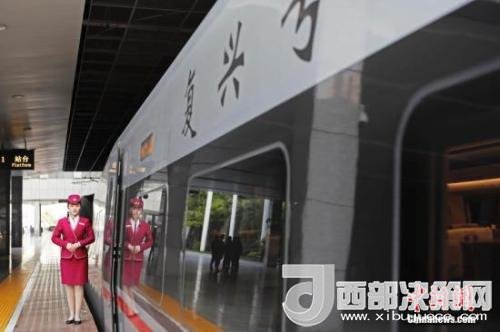 資料圖：4月10日，列車員在“復興號”列車旁迎接旅客的到來。 <a target='_blank'  data-cke-saved- >中新社</a>記者 殷立勤 攝