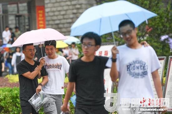 資料圖：6月8日，山西太原，考生打傘走出考場。當日，全國部分地區(qū)2018年高考結(jié)束。 <a target='_blank'  data-cke-saved- >中新社</a>記者 武俊杰 攝