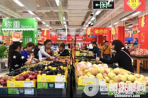 資料圖：民眾在超市選購水果。<a target='_blank'  data-cke-saved- >中新社</a>記者 俞靖 攝