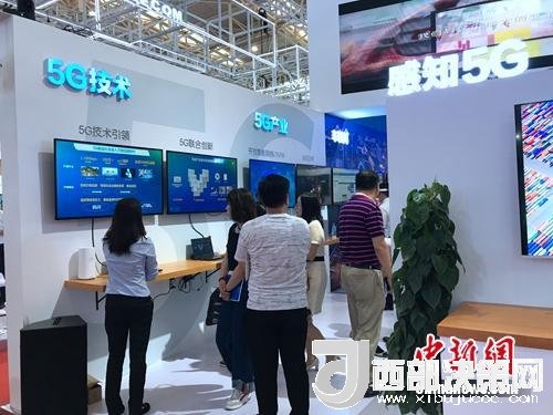資料圖：普通消費者在參觀5G技術(shù)展示。<a target='_blank'  data-cke-saved-  >中新網(wǎng)</a> 吳濤 攝