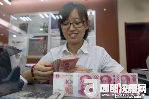 7月5日，山西太原一銀行工作人員正在清點(diǎn)貨幣。人民幣對(duì)美元匯率中間價(jià)在經(jīng)歷了過去11個(gè)交易中的10次下調(diào)后終于迎來大漲。5日，中國外匯交易中心公布人民幣對(duì)美元匯率中間價(jià)報(bào)6.6180，較前一交易日大幅上調(diào)415個(gè)基點(diǎn)，創(chuàng)下自2017年10月11日以來的最大升幅。<a target='_blank' >中新社</a>記者 張?jiān)?攝
