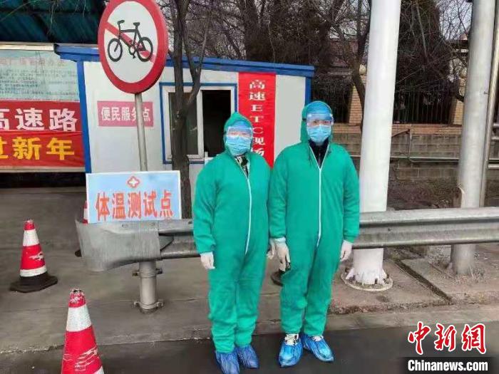 鄉(xiāng)鎮(zhèn)衛(wèi)生院和社區(qū)衛(wèi)生中心工作人員排查發(fā)熱患者?！〗樾菔嗅t(yī)療集團(tuán)供圖 攝