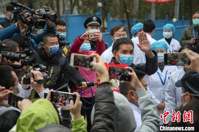 圖為貴州省最后一名新冠肺炎確診患者從貴州省將軍山醫(yī)院出院，患者與眾人揮手告別?！■暮陚?攝