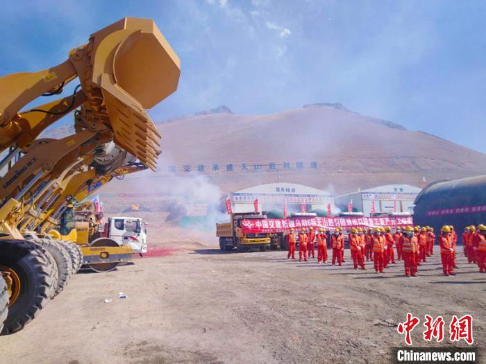 備受國(guó)內(nèi)外關(guān)注的G0711線烏魯木齊至尉犁高速公路建設(shè)項(xiàng)目天山勝利隧道復(fù)工“進(jìn)行時(shí)”?！￡悇︼w 攝