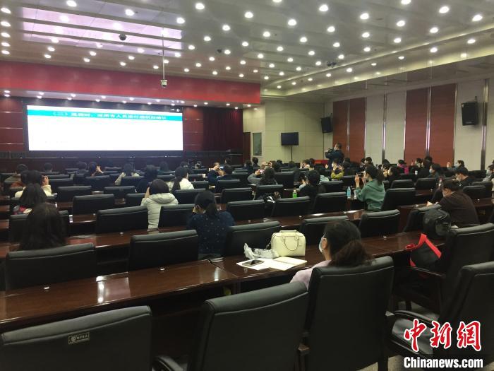 山西選派554名疫情防控指導(dǎo)員駐校指導(dǎo)高三年級開學(xué)疫情防控。　高瑞峰 攝