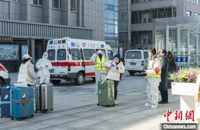 圖為呼和浩特車站“外防輸入”?！∠牧?攝