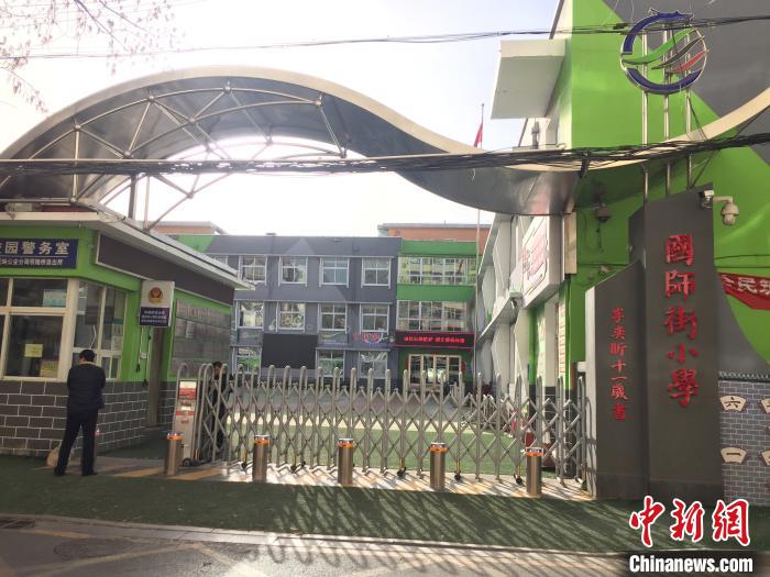 校門口設(shè)置臨時等候區(qū)，區(qū)域四周5米為禁行區(qū)?！「呷鸱?攝