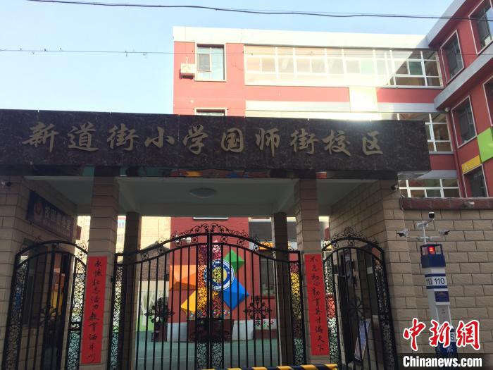 返校學(xué)生要到指定校門口報到，入校時需佩戴口罩，并進行身份核驗、實名登記、體溫檢測?！「呷鸱?攝