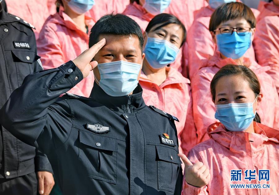 （習近平致敬的戰(zhàn)“疫”英雄·公安干警篇·圖文互動）（1）他們，抗疫一線鑄警魂