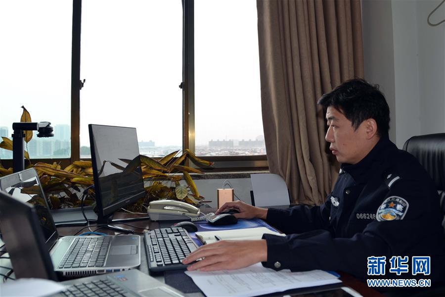 （習近平致敬的戰(zhàn)“疫”英雄·公安干警篇·圖文互動）（8）他們，抗疫一線鑄警魂