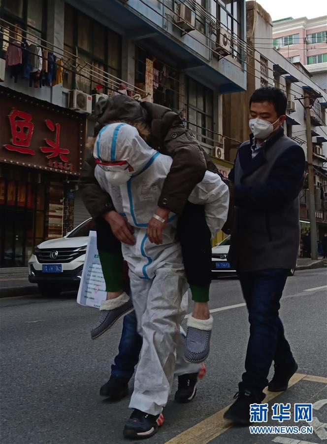 （習近平致敬的戰(zhàn)“疫”英雄·公安干警篇·圖文互動）（4）他們，抗疫一線鑄警魂