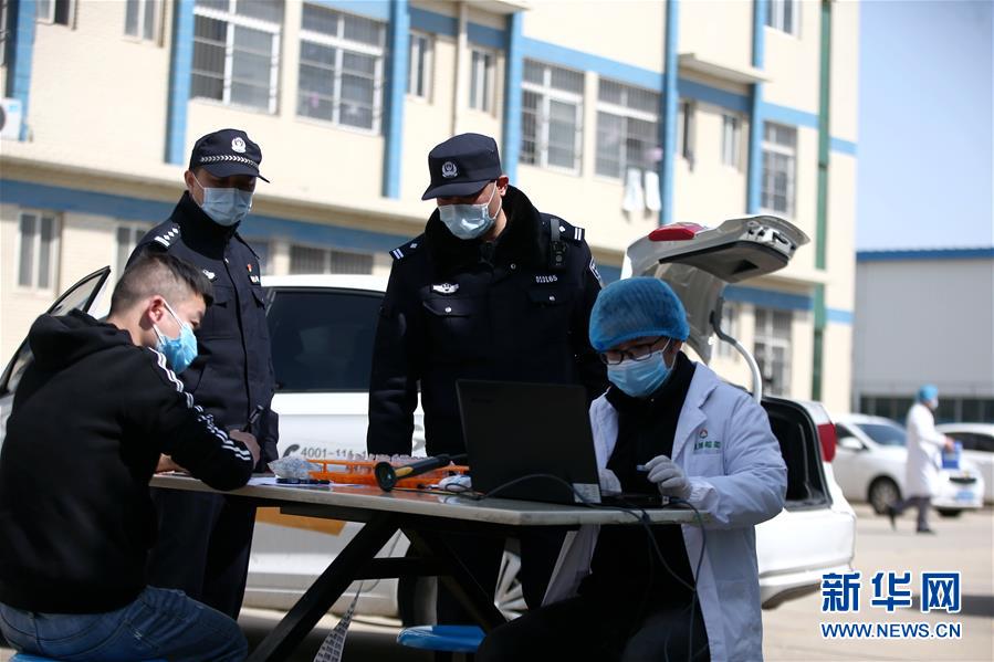 （習近平致敬的戰(zhàn)“疫”英雄·公安干警篇·圖文互動）（3）他們，抗疫一線鑄警魂