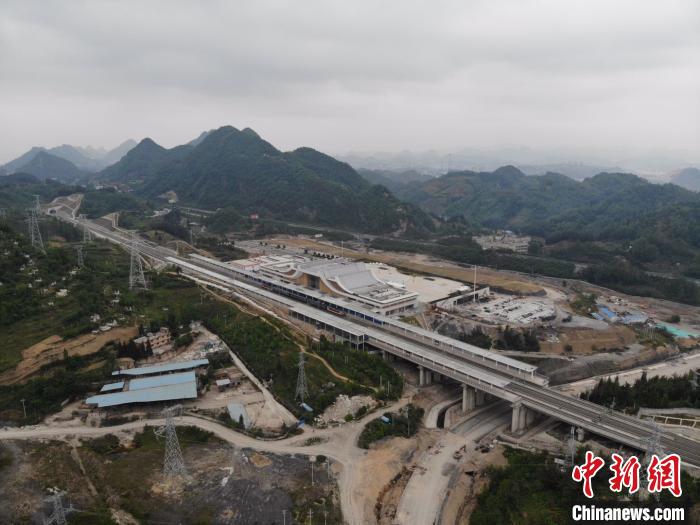 貴州省首條城際高速鐵路——安六鐵路開始聯(lián)調(diào)聯(lián)試。中國鐵路成都局集團公司供圖
