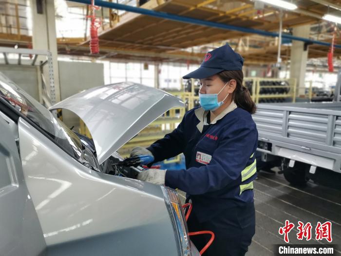 在滿足國(guó)外市場(chǎng)供應(yīng)的同時(shí)，成功汽車也緊盯國(guó)內(nèi)市場(chǎng)，拓渠道保銷量?！「唢w 攝