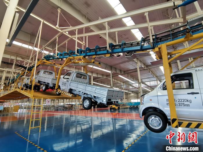成功汽車是山西省重點(diǎn)轉(zhuǎn)型項(xiàng)目，擁有國(guó)內(nèi)先進(jìn)的零部件、發(fā)動(dòng)機(jī)整機(jī)自動(dòng)裝配和發(fā)動(dòng)機(jī)生產(chǎn)線、實(shí)驗(yàn)線，還有國(guó)際一流的工業(yè)機(jī)器人?！「唢w 攝
