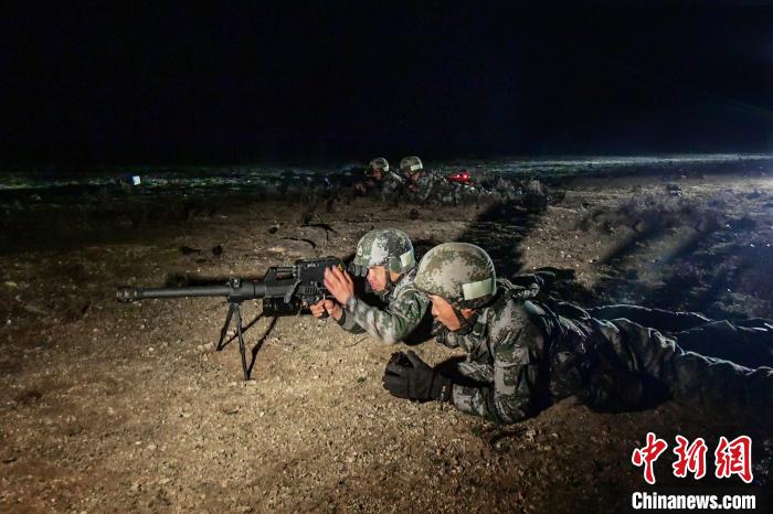 夜間狙擊手摧毀敵探照燈。　蒲津 攝
