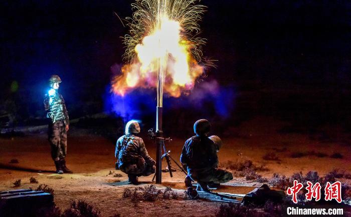 演練中偵察兵在夜間利用迫擊炮摧毀敵輕型裝甲。　郭東東 攝