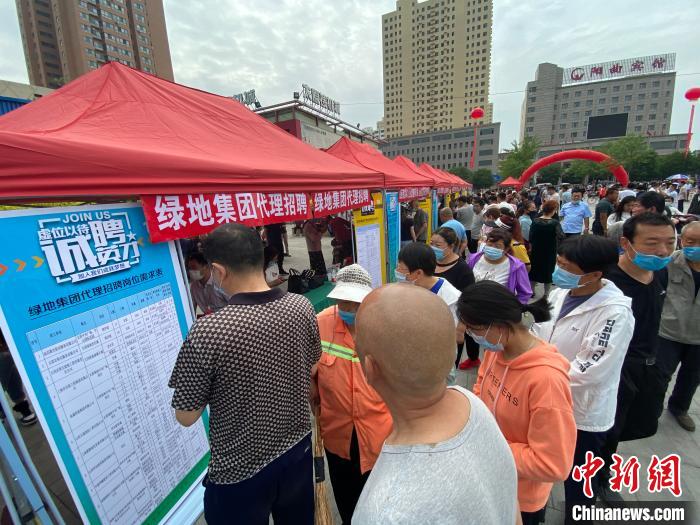 一些知名企業(yè)展臺前，投遞簡歷、咨詢就業(yè)的人絡繹不絕。　屈麗霞 攝