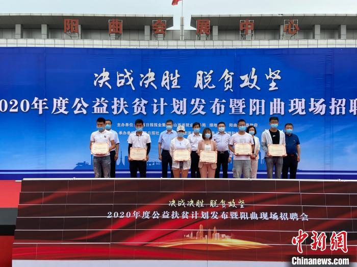 在現(xiàn)場，綠地集團與困難就業(yè)群體就業(yè)代表簽署勞務合同，并為首批6名就業(yè)代表頒發(fā)上崗證書?！∏愊?攝