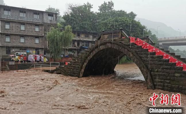 圖為不斷上漲的河水?！≈貞c萬州區(qū)委宣傳部供圖 攝