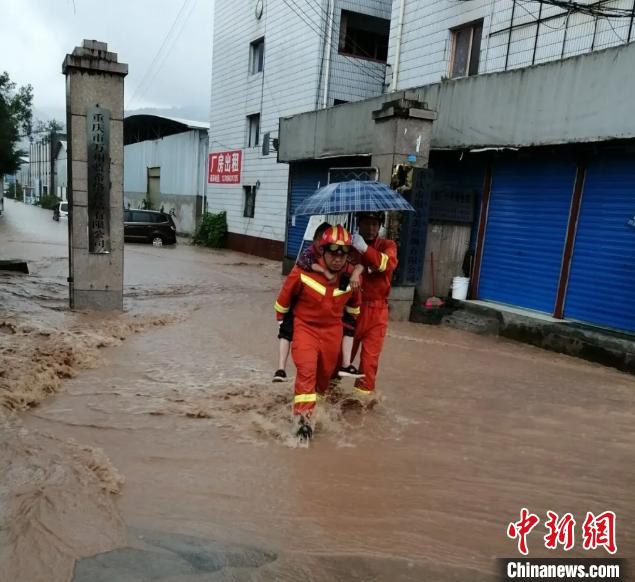 圖為消防救援人員營救被困民眾?！≈貞c萬州區(qū)委宣傳部供圖 攝