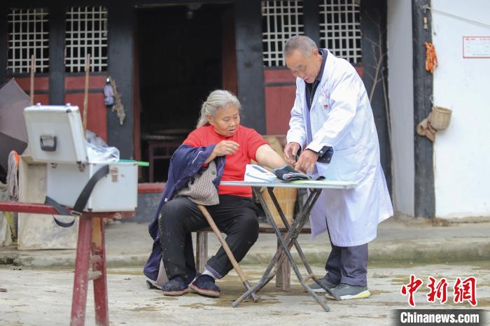 資料圖，貴州村醫(yī)給村民看病?！■暮陚?攝