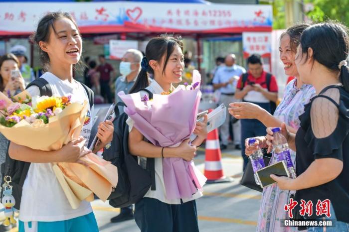 資料圖：6月10日，海南省海口市海南中學(xué)考點(diǎn)外，家長(zhǎng)為剛剛走出考場(chǎng)的考生送上鮮花。當(dāng)日，海南省2021年高考結(jié)束 。 <a target='_blank'  data-cke-saved- ><p  align=